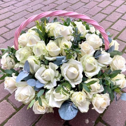 корзина с белыми розами - купить с доставкой в по Шадринску