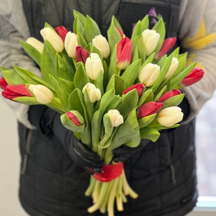 Заказать букет белых и красных тюльпанов недорого с доставкой в по Шадринску