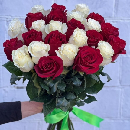 Букет «Баланс» из красных и белых роз - купить с доставкой в по Шадринску