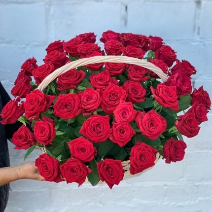 Корзинка "Моей королеве" из красных роз с доставкой в по Шадринску