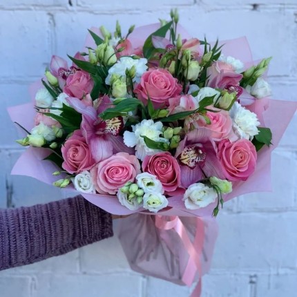 Букет из розовых роз и орхидей "Нежность" - доставка в по Шадринску