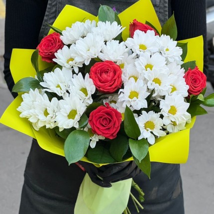 Букет с розами и хризантемами "Волшебство" - заказ с достакой с доставкой в по Шадринску